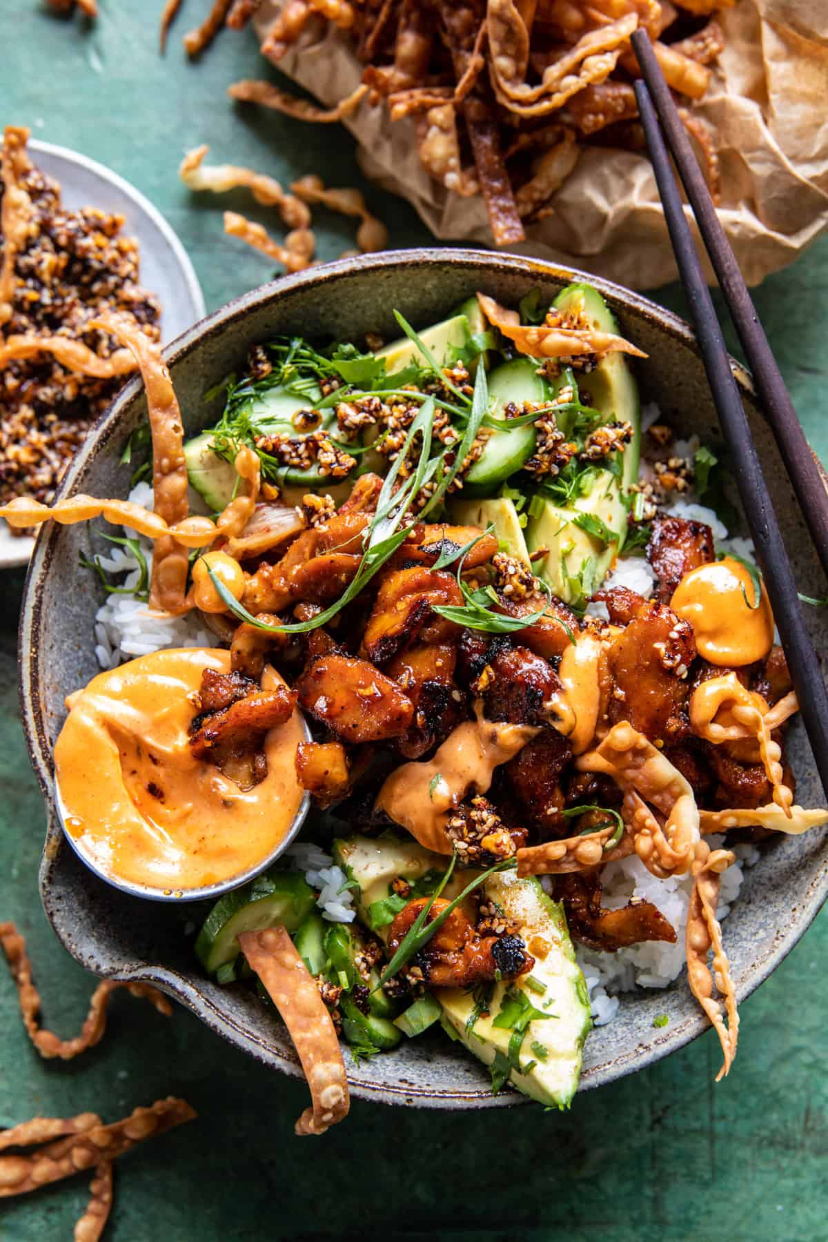 spicy honey ginger chicken bowls — drizzled with creamy yum yum sauce!