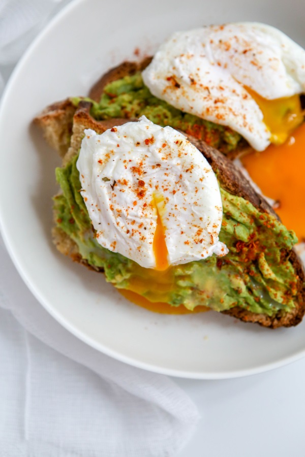tartines d’avocat & Œuf poché à la feta — brunch gourmand et Élégant
